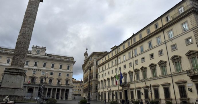 Stretta anti-varianti, il governo rinvia al Consiglio dei ministri di venerdì. Le Regioni anticipano, chiusure in Campania e Puglia