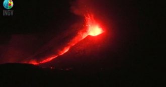 Copertina di L’Etna torna a eruttare: le spettacolari immagini delle fontane di lava nella notte
