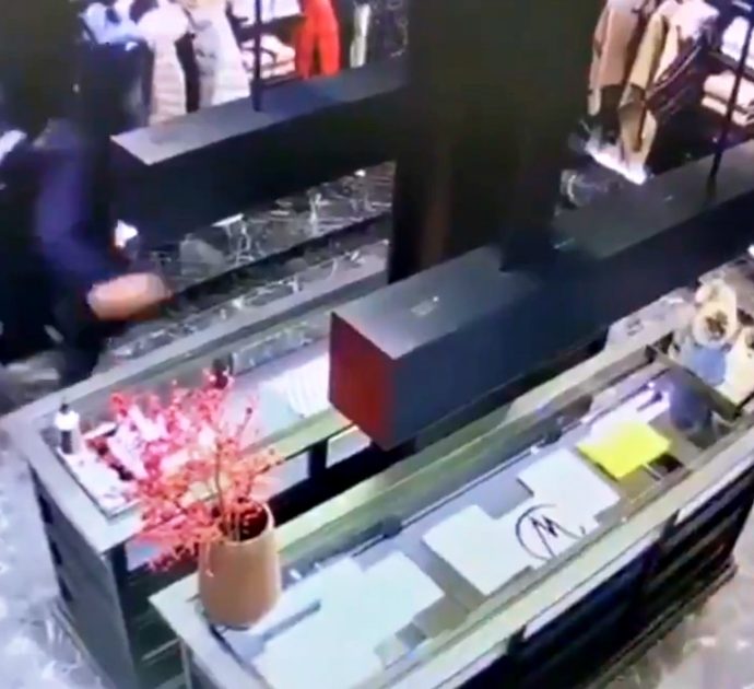 Il furto in pieno giorno di giacche di Moncler ha dell’incredibile: 11 incappucciati entrano in negozio e portano via 40mila euro di bottino