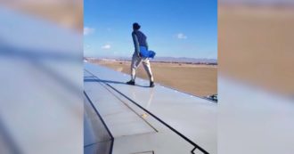 Copertina di Uomo sale sull’ala di un aereo e cammina avanti e indietro. Ma per lui finisce male: il video