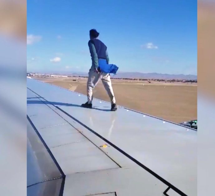 Uomo sale sull’ala di un aereo e cammina avanti e indietro. Ma per lui finisce male: il video