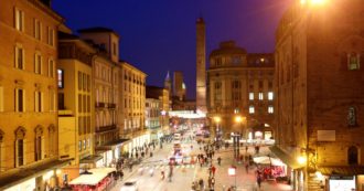 Copertina di Bologna è la città italiana dove si vive meglio: la classifica del Sole 24 Ore. Il Nord paga le conseguenze della pandemia