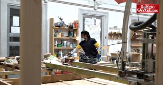 Copertina di Roma, nella falegnameria solidale che dà nuova vita agli alberi caduti per il maltempo: “Con il ricavato sosteniamo persone senza lavoro”