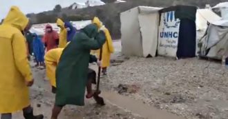 Copertina di Grecia, vento e pioggia devastano il campo profughi di Karatepe: famiglie e bambini in mezzo al fango