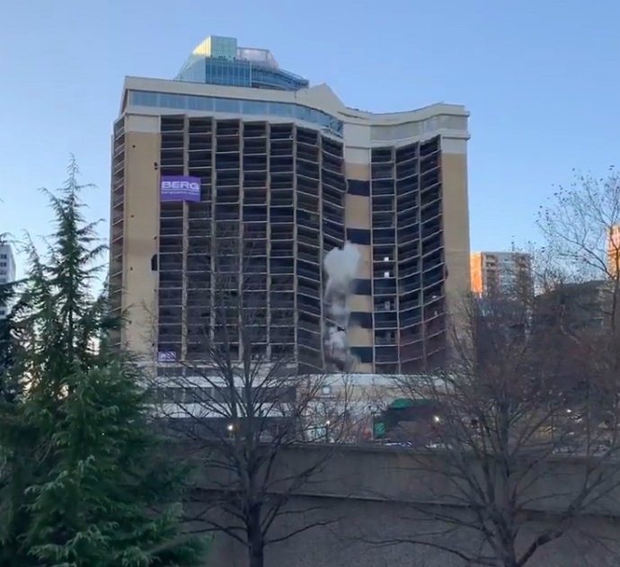 L’abbattimento “perfetto” di un hotel in Virginia: l’implosione è spettacolare – Video