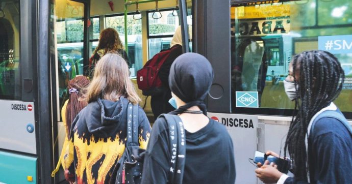 A Milano da gennaio orari differenziati per l’ingresso a scuola e negozi aperti dalle 10.15. Sala: “I mezzi di trasporto sono il problema”
