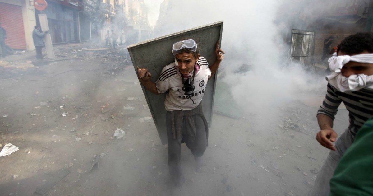 Primavere arabe dieci anni dopo: il filo rosso dalle fiamme in Tunisia alla controrivoluzione dei regimi, che si legittimano agli occhi dell’Europa usando terrorismo e migranti