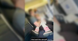 Copertina di Usa, bimba di due anni rifiuta di mettere la mascherina a bordo di un volo: famiglia cacciata dall’aereo – Video