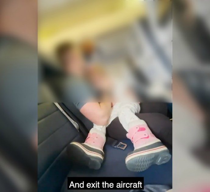 Usa, bimba di due anni rifiuta di mettere la mascherina a bordo di un volo: famiglia cacciata dall’aereo – Video