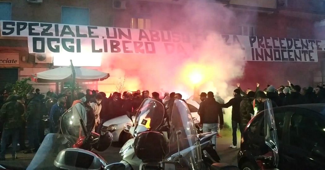 Catania, festa ultras per l’uscita dal carcere di Speziale: fumogeni e striscioni davanti al portone del 31enne condannato per l’omicidio Raciti