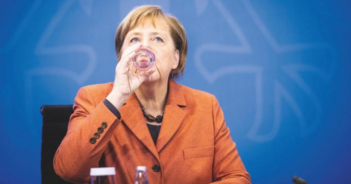 Copertina di Conte chiude: è un dittatore. Lo fa la Merkel: che statista