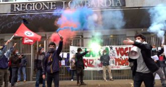 Copertina di Milano, la protesta degli studenti di fronte al Pirellone: “Regione Lombardia taglia i fondi al diritto allo studio e dà più risorse a paritarie”