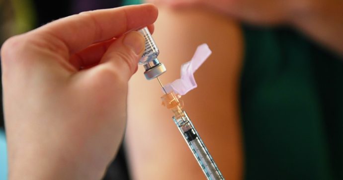 Covid, Biontech annuncia: “Il vaccino prodotto con Pfizer da giugno in Ue anche per la fascia 12-15 anni”