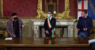 Copertina di Vasco Rossi riceve il Nettuno d’Oro dal sindaco di Bologna. Poi le battute tra i due: “Sei modenese, nessuno è perfetto”
