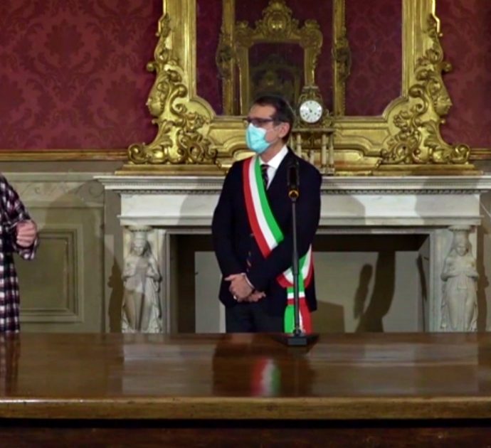 Vasco Rossi riceve il Nettuno d’Oro dal sindaco di Bologna. Poi le battute tra i due: “Sei modenese, nessuno è perfetto”