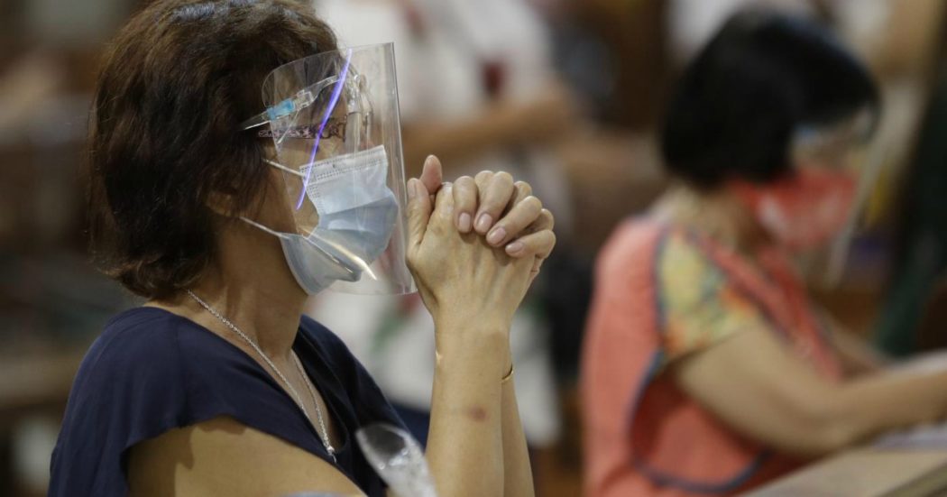 Coronavirus, Oms: “Nel 2021 alto rischio di una nuova ondata in Ue. Indossare le mascherine in casa a Natale”. In Germania record di morti: 952 in 24 ore