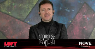 Copertina di Andrea Scanzi ad Accordi&Disaccordi (Nove): “Renzi non ha certo il poster di Conte in camera”. E il premier si lascia andare a un gesto sarcastico