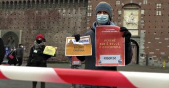 Copertina di Milano, lavoratori della cultura chiudono simbolicamente il Castello sforzesco: “Da 10 mesi senza sostegno. Siamo dimenticati dalla politica”