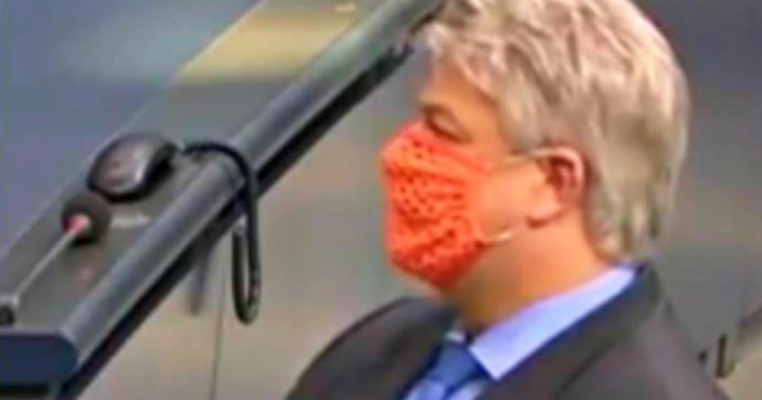 Germania, “il deputato AfD ha il Covid ed è ricoverato”: per protesta si era presentato in Parlamento con una mascherina bucata