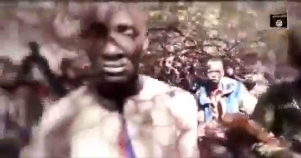 Nigeria, Boko Haram ha diffuso il video con i 520 studenti rapiti: “Non tentate azioni militari, vogliamo un accordo”