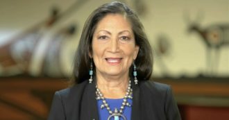 Copertina di Biden, prima nativa americana in un governo Usa: Deb Haaland responsabile delle risorse naturali