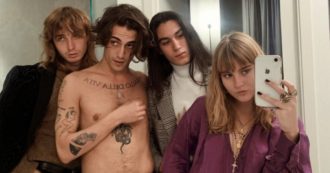 Copertina di Sanremo 2021, Maneskin: nudi, abbracciati e senza filtri. Da XFactor alla “censura” di Instagram