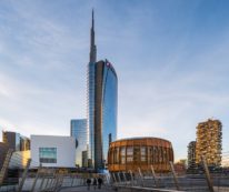 Copertina di Covid-19, così si è dimezzata Milano. Il futuro delle città e le ombre della “fuga nei borghi”. Le inchieste di FQ MillenniuM in edicola
