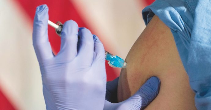 Covid, lo studio italiano sugli anticorpi a sei mesi dal vaccino: “Calano ma continuano a proteggere”