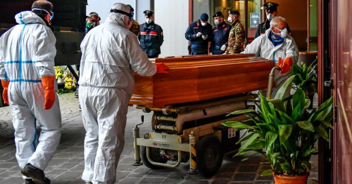 Coronavirus, Milano chiude il forno crematorio di Lambrate: “Troppi morti, i feretri in attesa anche per venti giorni”