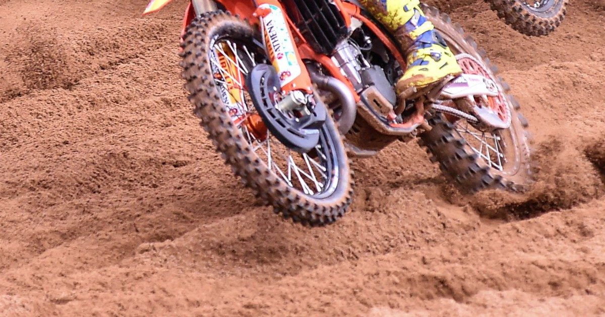 Schiacciato dalla moto da cross durante un allenamento a Mantova: gravissimo trauma alla schiena