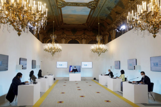 La figuraccia di Macron, positivo per una cena: tremano i leader di Francia e Ue