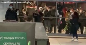 Copertina di Milano, la metro chiude per sovraffollamento: alcuni giovani scavalcano i cancelli infrangendo le norme. Atm: “Incivili e irresponsabili”