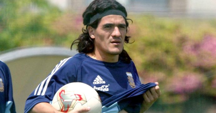 Ti ricordi… Ariel Ortega, l’unico vero erede di Maradona: tra dribbling, delizie e pallonetti, un talento affogato nell’alcol
