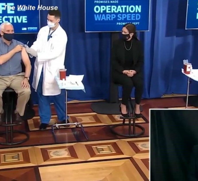 Mike Pence e la moglie Karen si vaccinano contro il Covid in diretta tv: il video della Casa Bianca