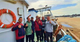 Copertina di I pescatori di Mazara raccontano la prigionia in Libia: “Abbiamo cambiato 4 prigioni, una era sottoterra. Ci hanno trattati da terroristi”