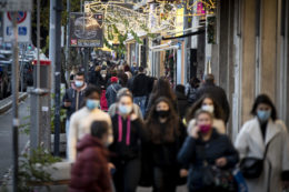 Copertina di Saldi invernali 2021, al via il 2 gennaio: il calendario regione per regione e le regole da seguire in tempo di Covid