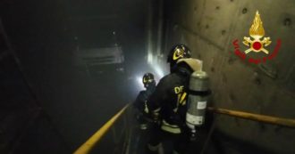 Copertina di Fiamme nella stiva di un traghetto nel porto di Genova: a fuoco alcuni camion. L’intervento dei vigili del fuoco