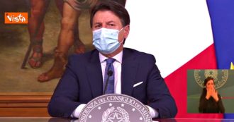 Copertina di Natale, Conte: “Non entriamo nelle case degli italiani, stabiliamo limiti agli spostamenti”