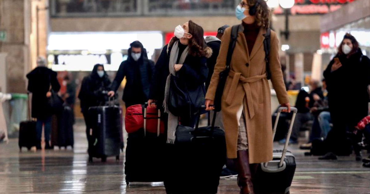 Weekend di spostamenti prima del Natale, l’esodo per ora non c’è. Rischio code e assembramenti? Ecco la situazione in aeroporti, stazioni, autostrade