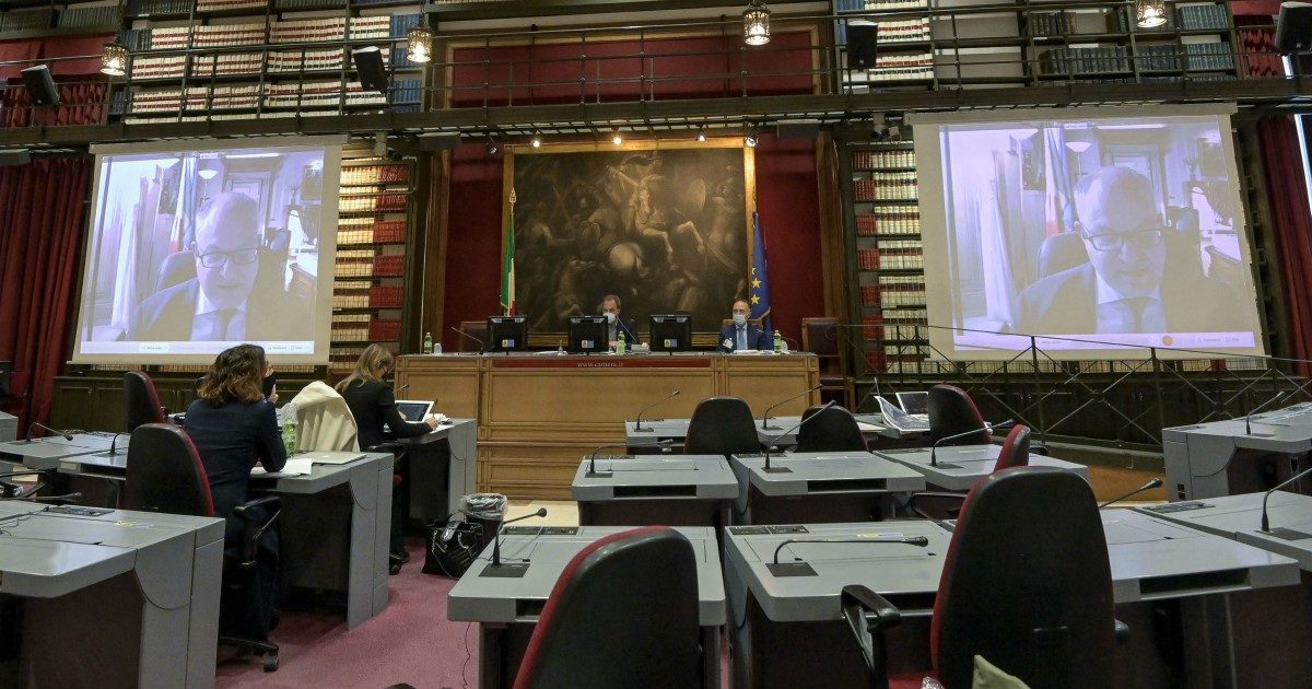 Manovra, le novità: kit digitale per chi ha l’Isee basso, niente Iva sui vaccini Covid e rinvio della sugar tax. Slitta il voto sugli emendamenti