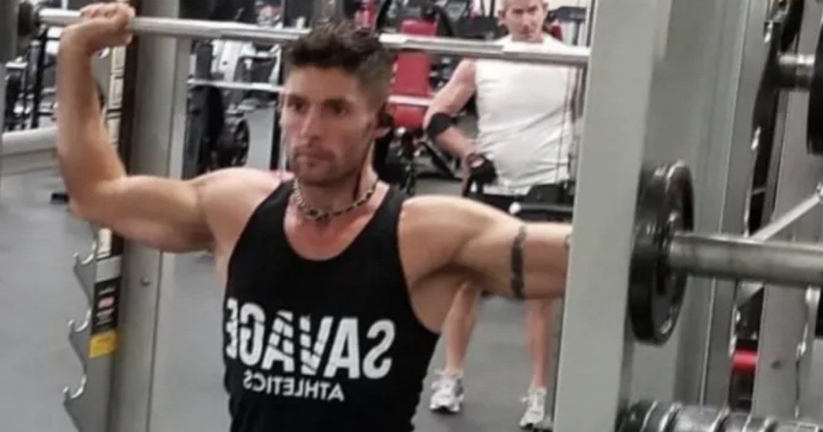 Bodybuilder 32enne muore nel letto accanto al suo ex compagno: “L’ho sentito ansimare”