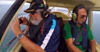 Copertina di Gli cade lo smartphone dall’aereo a 600 metri d’altezza: il finale è sorprendente – Video