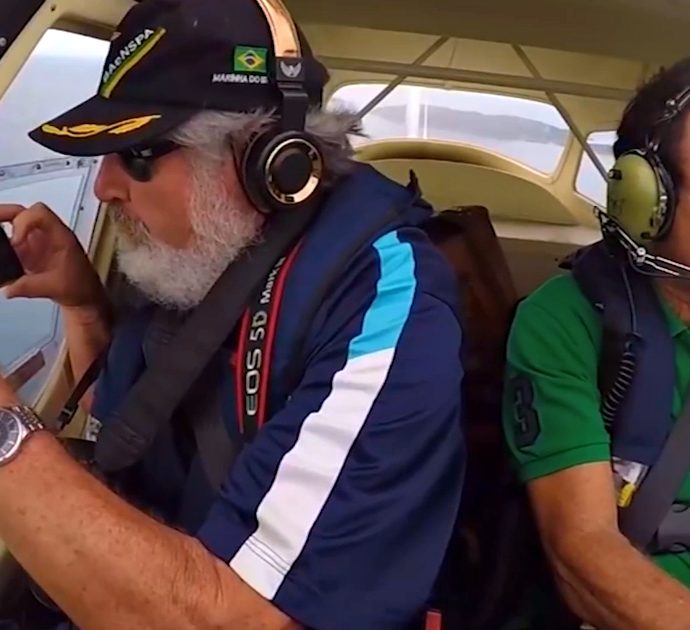 Gli cade lo smartphone dall’aereo a 600 metri d’altezza: il finale è sorprendente – Video