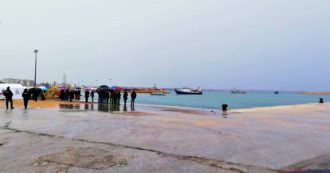 Copertina di I pescatori di Mazara del Vallo arrivano al porto dopo il sequestro: suonano le sirene – Video