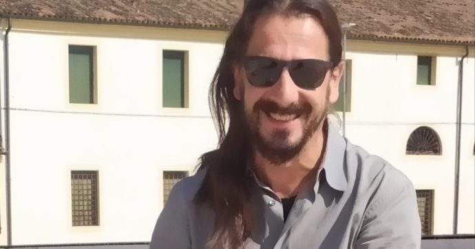 Omicidio-suicidio a Padova, padre accoltella i figli. Sui social gestiva una pagina di salute e benessere: “Lasciate impronte d’amore”