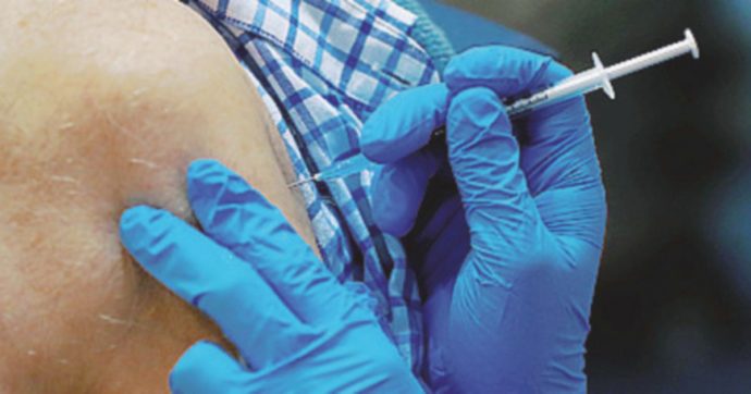 Covid, infermieri saranno vaccinatori a domicilio per i fragili. Firmato l’accordo tra ministero, Regioni e Fnopi
