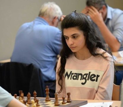 Copertina di Gli scacchi sono diventati un gioco da ragazze. E la campionessa europea ha solo 21 anni