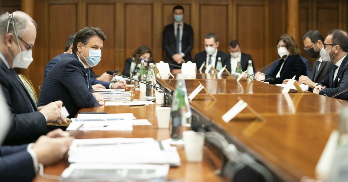 Recovery, Conte coinvolge maggioranza e Parlamento: “Ma non possiamo permetterci ritardi”. E arriva un primo segnale distensivo da Italia viva: “Positivo, qualcosa è cambiato”