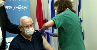 Copertina di Israele, il presidente Rivlin riceve il vaccino anti-Covid in diretta tv