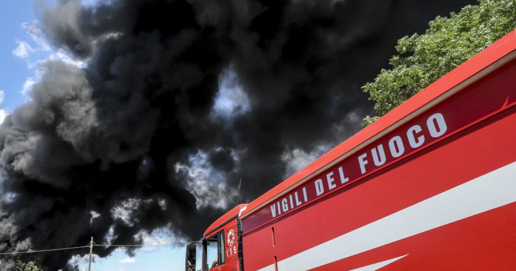 Incendio in una fabbrica di materiali plastici nel Ferrarese: due feriti gravi. La sindaca: “State in casa con le finestre chiuse”